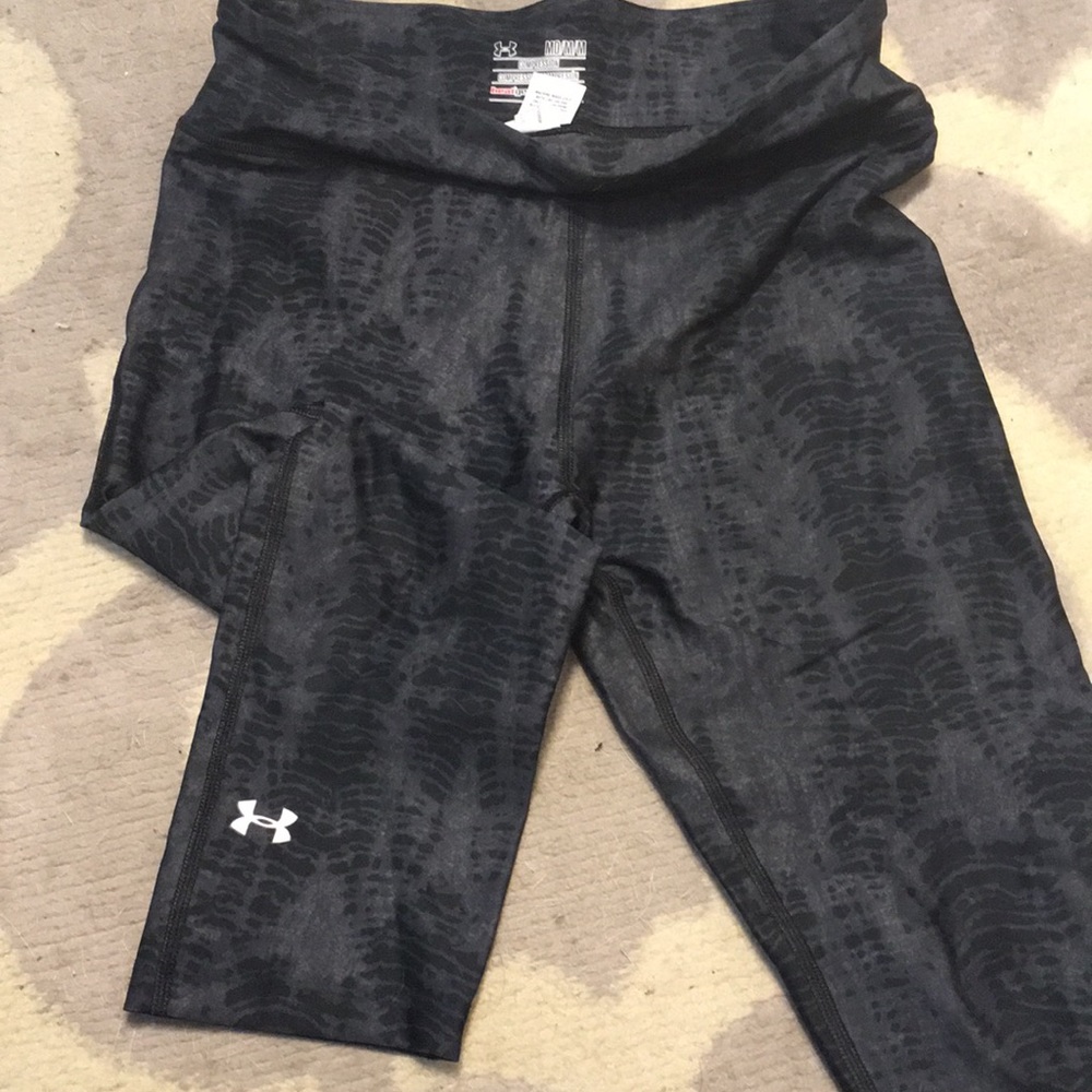 Underarmour Gray patterned compression capris